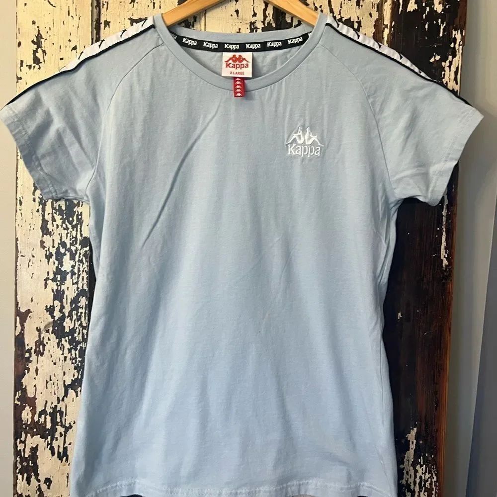 Kappa embroidered women’s fit iconic tape logo short sleeve shirt. Size XL.